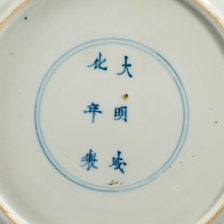 A set of four odd blue and white dinner plates, Qing dynasty, Kangxi (1662-1722), with different six character marks.