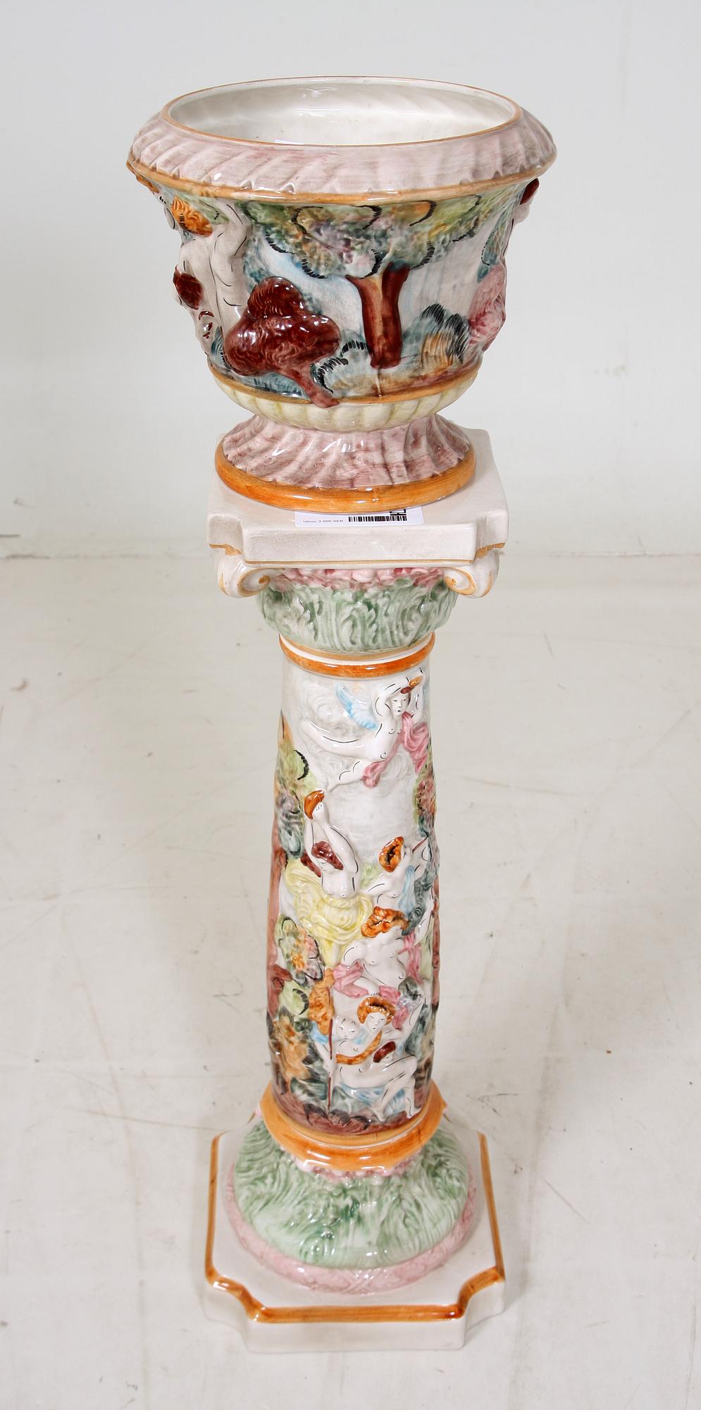 PIEDESTAL MED YTTERFODER, keramik Capo di Monte.