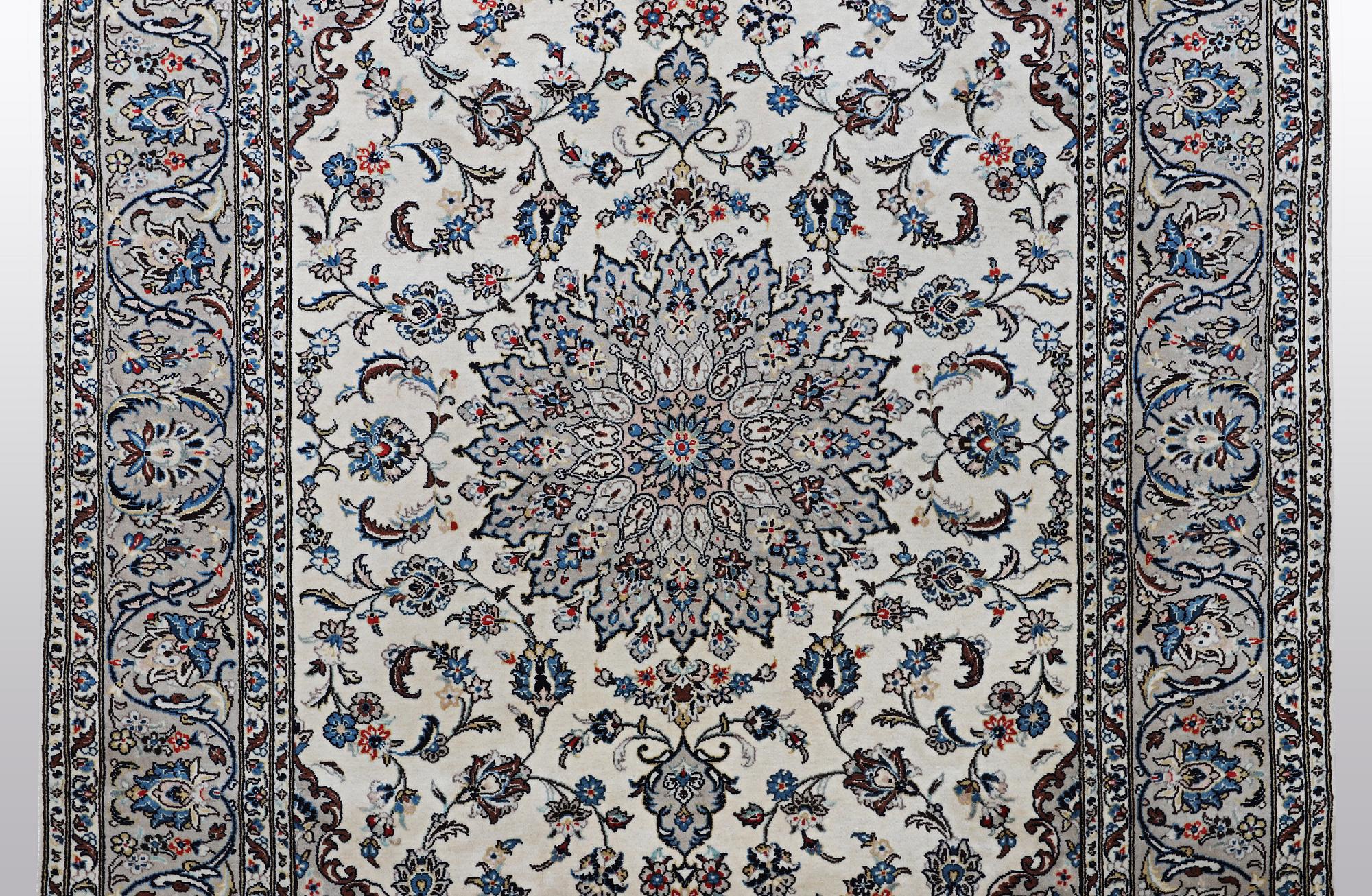 A carpet, Kashan, ca 293 x 196 cm.