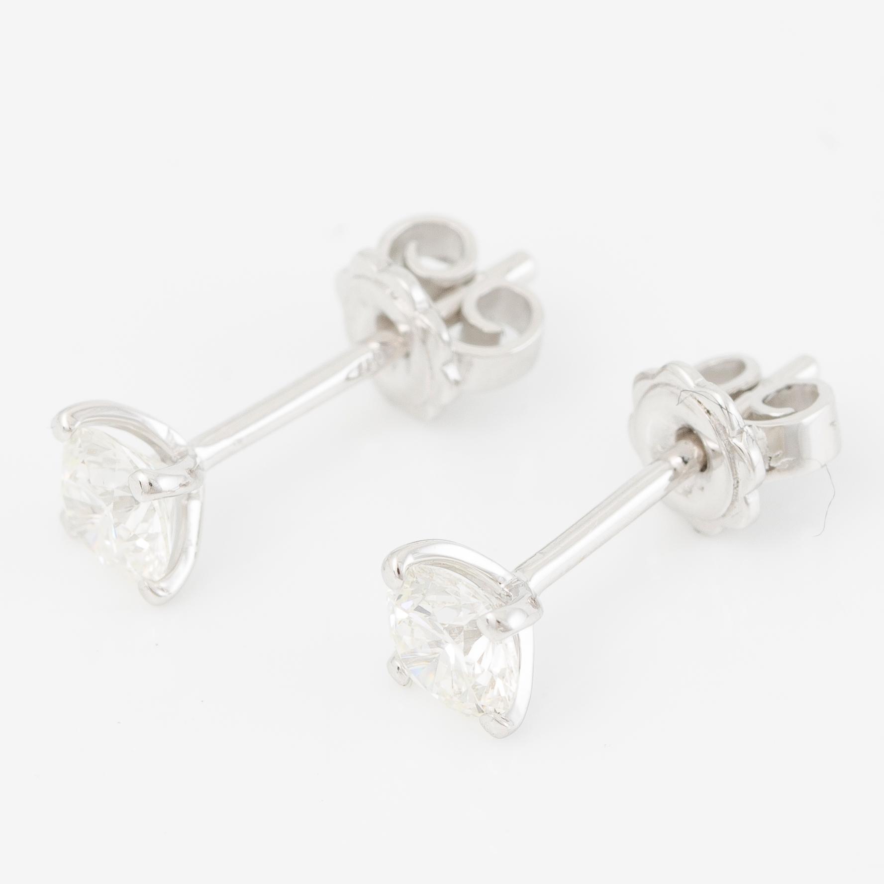 Earrings 18K white gold with brilliant-cut diamonds, accompanying GIA dossier.