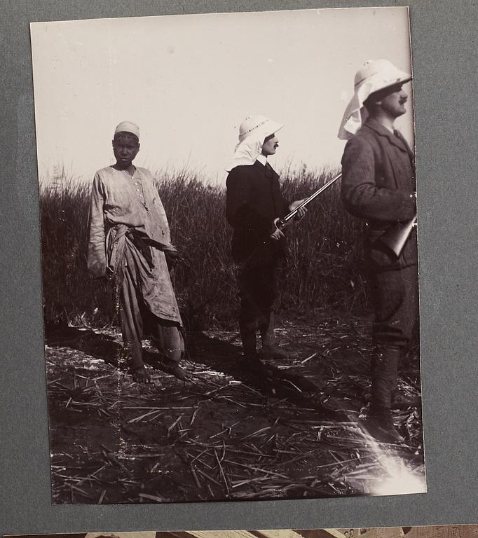 FOTOALBUM,   MEDELHAVSKRYSSNING 1905-06 MED KORVETTEN FREJA.