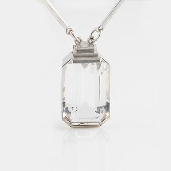 HALSSMYCKE, sterlingsilver med fasettslipad bergkristall, Wiwen Nilsson, Lund, 1942. Vikt 37,8 gram.