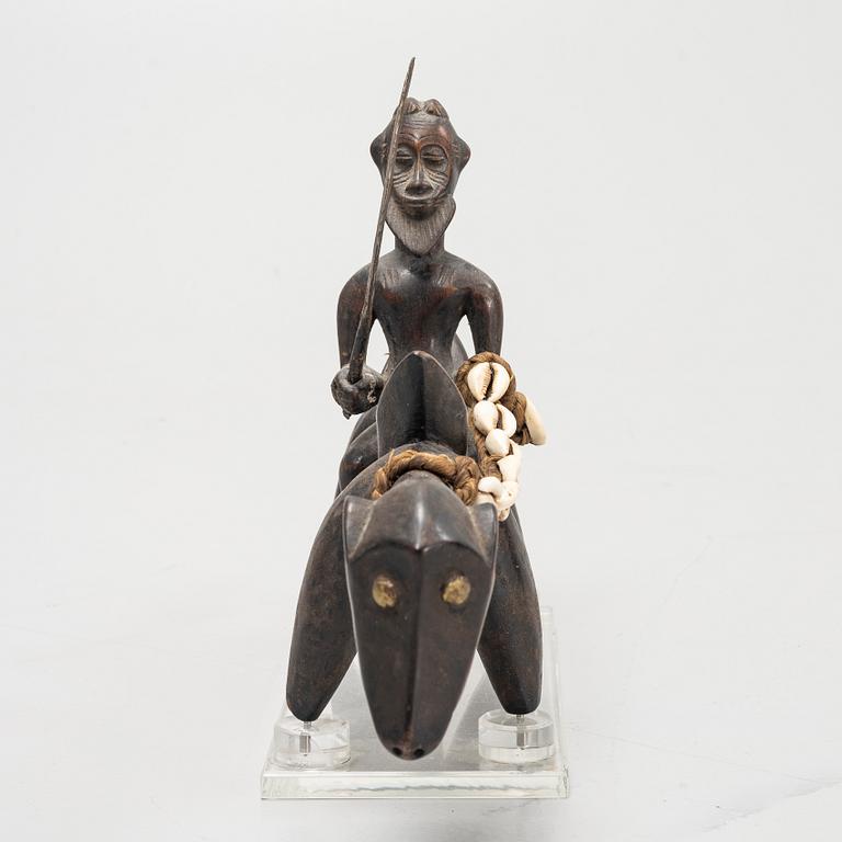 Twelve sculptures, reportedly from Makonde, Tanzania, Luba, Congo, and moore, from the second half of the 20:th century.