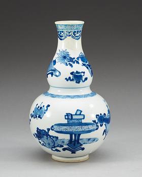 A blue and white gourd vase, Qing dynasty, Kangxi (1662-1722).