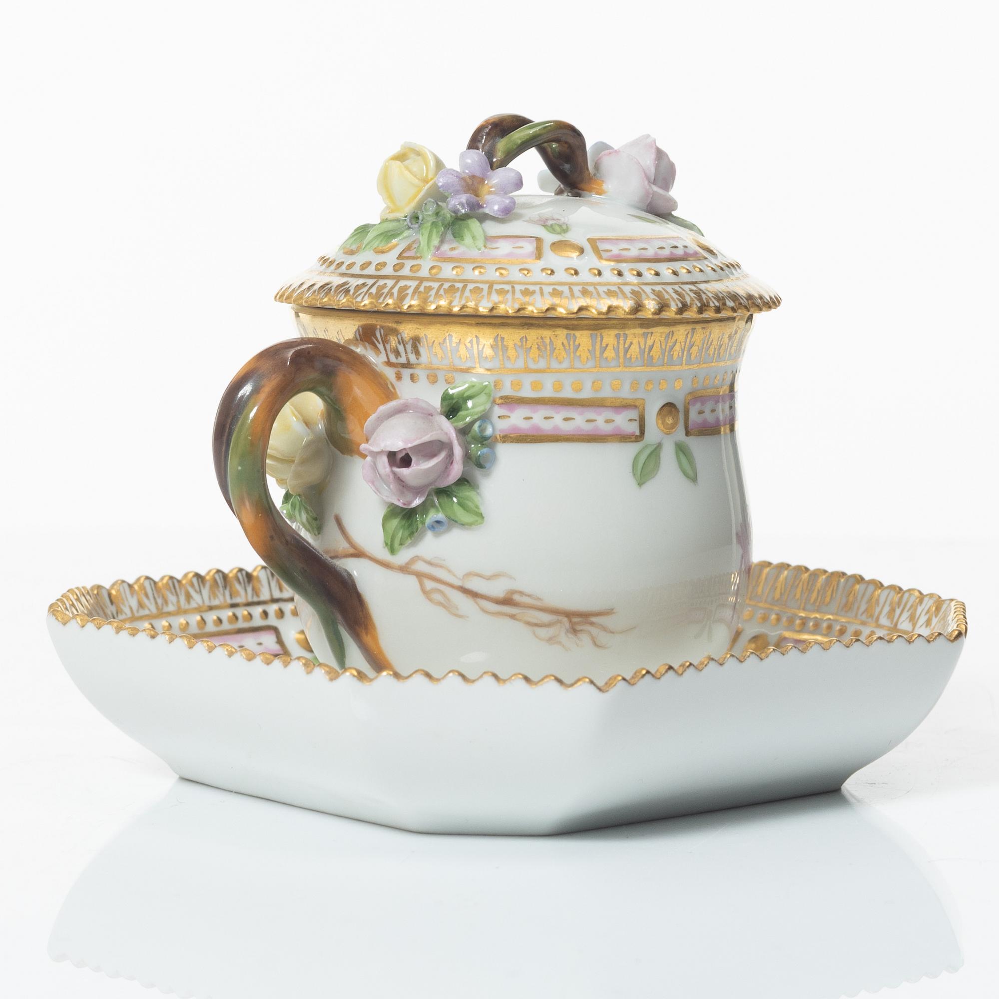 Royal Copenhagen, Crèmekopp med lock och fat, "Flora Danica", Royal Copenhagen, Danmark.