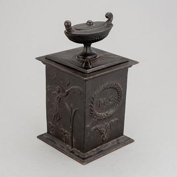 TOBAKSBURK, gjutjärn. Hällefors bruk, daterad 1827.