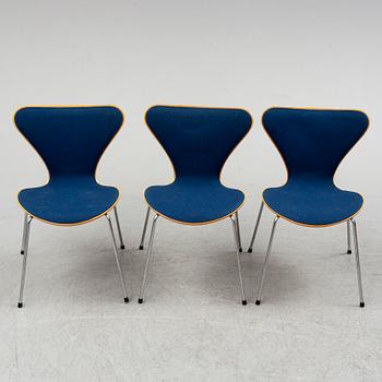 ARNE JACOBSEN, stolar 3 st, ”Sjuan”, Fritz Hansen, Danmark, 1988.