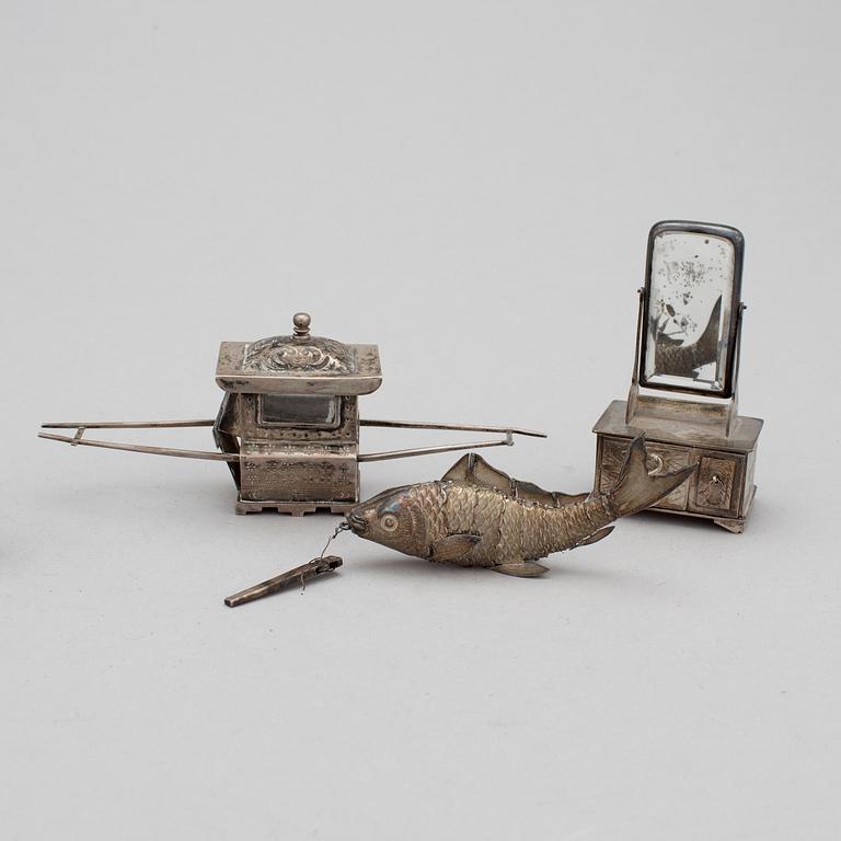 MINIATYRER, fem stycken, silver. Japan, tidigt 1900-tal.