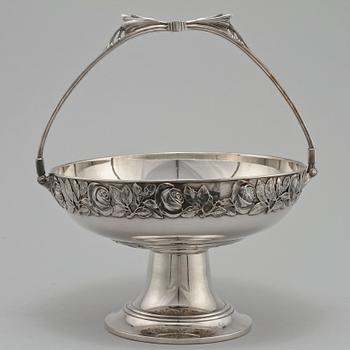 SKÅL PÅ FOT samt UPPSATSSKÅL, omkring sekelskiftet 1800/1900.