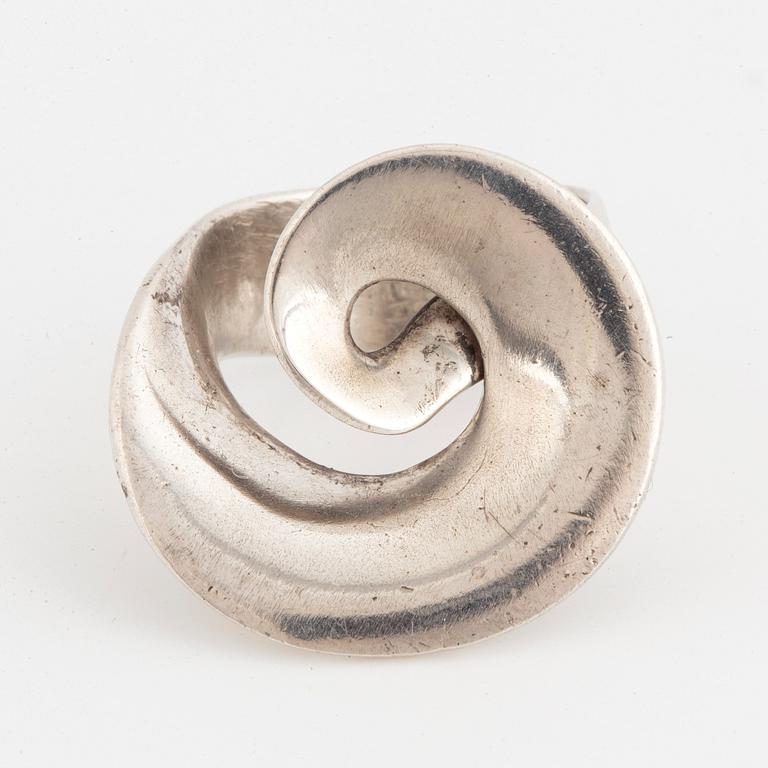 VIVIANNA TORUN BÜLOW-HÜBE, GEORG JENSEN RING sterling silver, collection Torun "Continuity" nr 443 samt hänge.