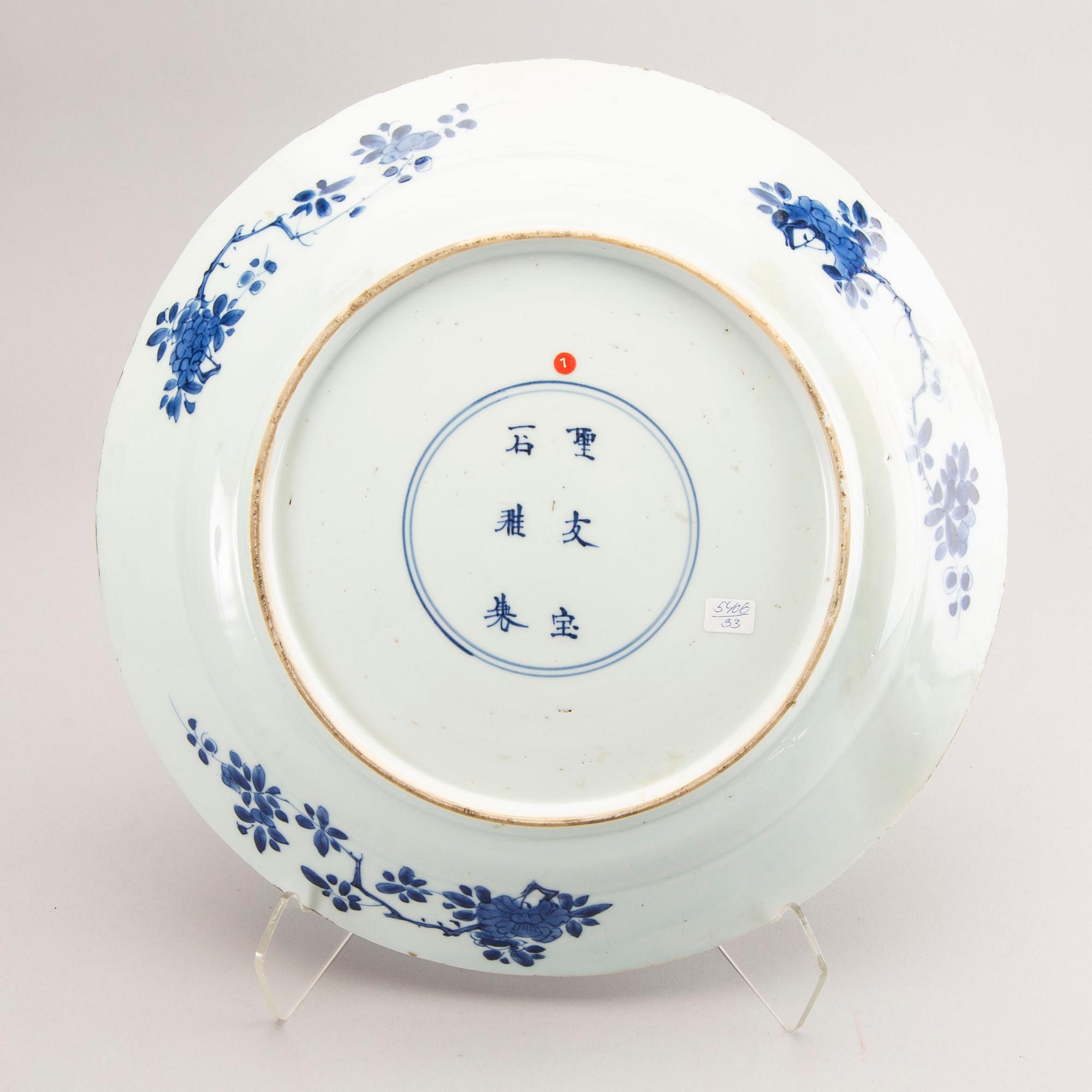 A blue and white dish, Qing dynasty, Kangxi (1662-1722).