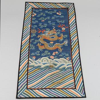 Broderi/textil. Qingdynastin, tidigt 1900-tal.