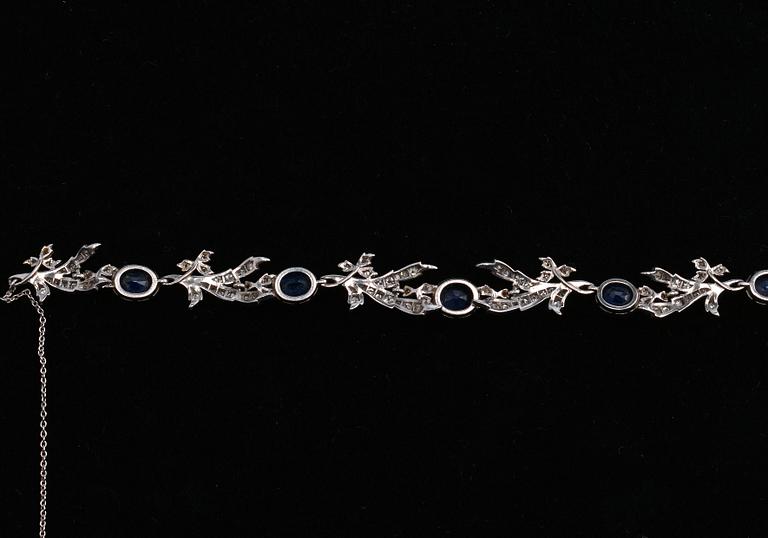 A NECKLACE, 8/8 cut diamonds c. 0.90 ct. Sapphires c. 5.00 ct. Platinum. H. Grün Helsinki 1938. Weight 12,2 g.