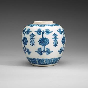 425. A blue and white jar, Qing dynasty, 18th century.