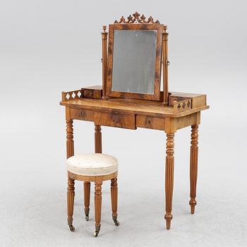 Toilettebord med pall, Karl-Johan/nygotik, omkring 1800-talets mitt.