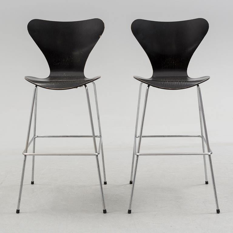ARNE JACOBSEN, a pair of "Sjuan" barstools, Fritz Hansen 2010.