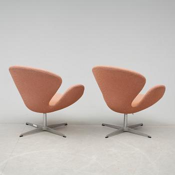 FÅTÖLJER, ett par, "Svanen", Arne Jacobsen för Fritz Hansen, 1988.