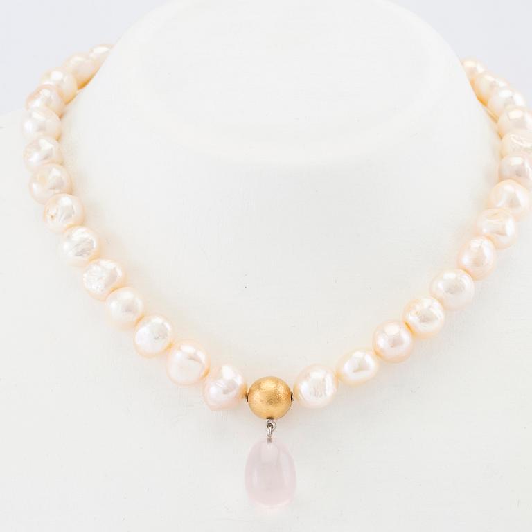 Ole Lynggaard, Necklace of cultured freshwater pearls, clasp 18K gold with a key function and pendants of rose quartz and smoky quartz.