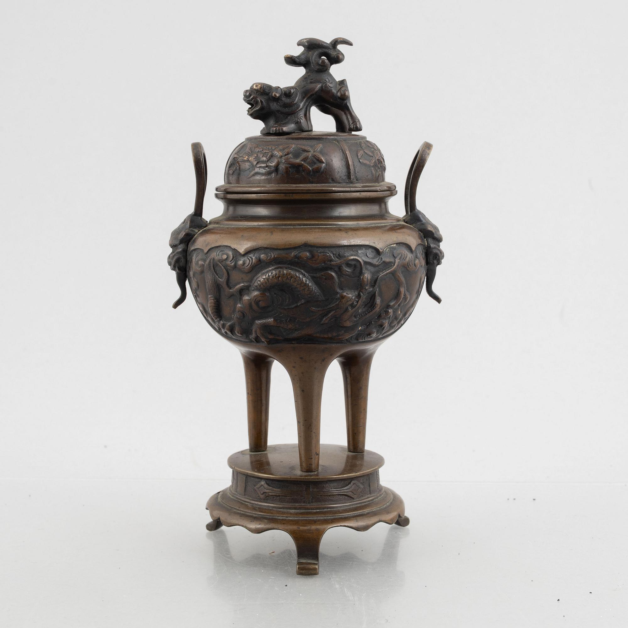 A Japanese bronze tripod censer, 19th century.