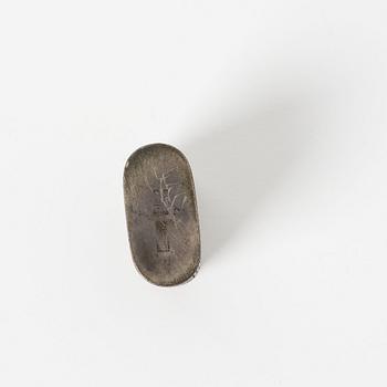 Textilfragment, två delar, scroll samt doftdosa, Qingdynastin.