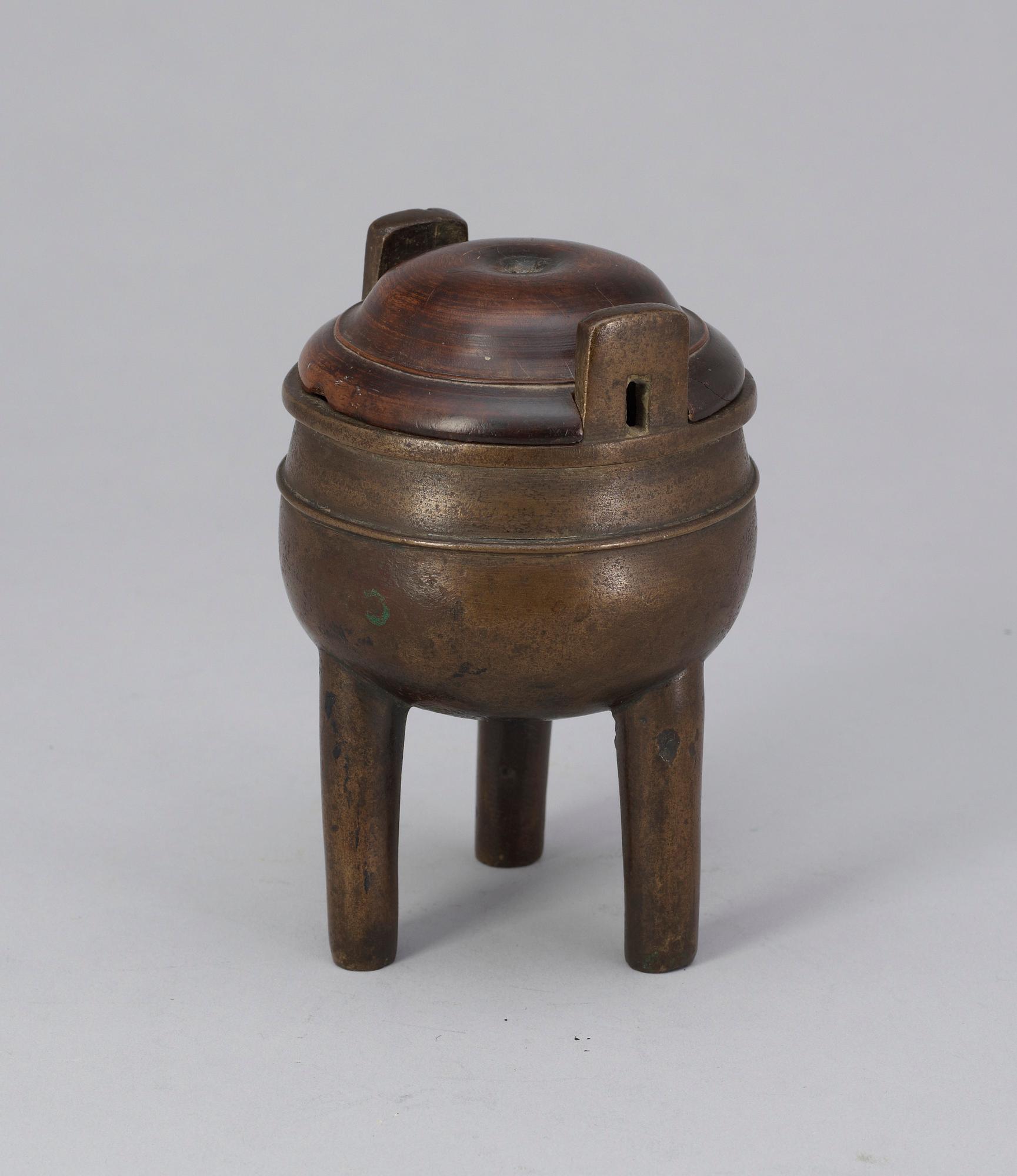 RÖKELSEKAR med LOCK. Brons och trä. Kina, Qing dynastin.
