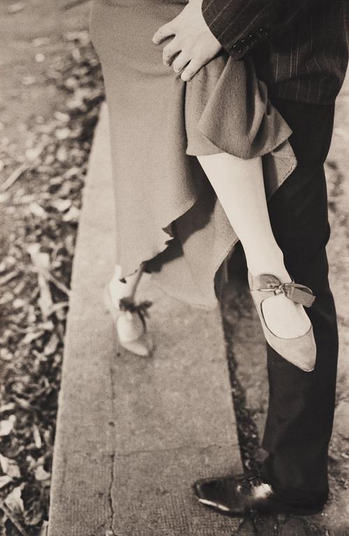 Isabel Munoz, "De la série Tango (couple, chaussures, bas de la robe)", 1989.