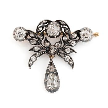 523. A silver and gold brooch set with old-cut diamonds, in a fitted case from JE Torsk.