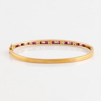 Armring, 18K guld med briljantslipade diamanter och rubiner.