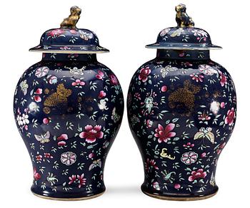 266. LOCKURNOR, ett par, porslin. Kina 1700-tal.