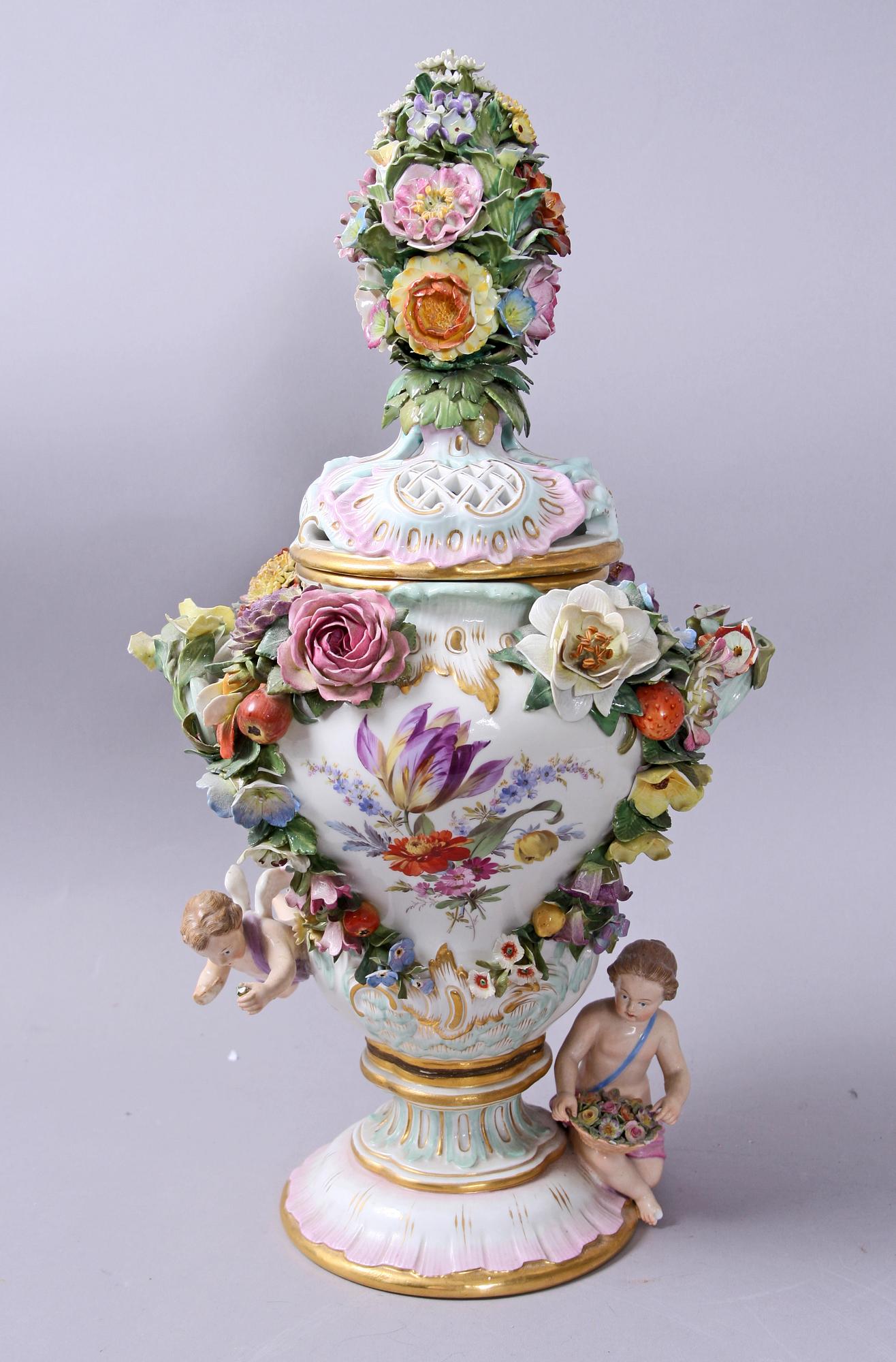 URNA MED LOCK, porslin, Meissen, 1900-talets första hälft.