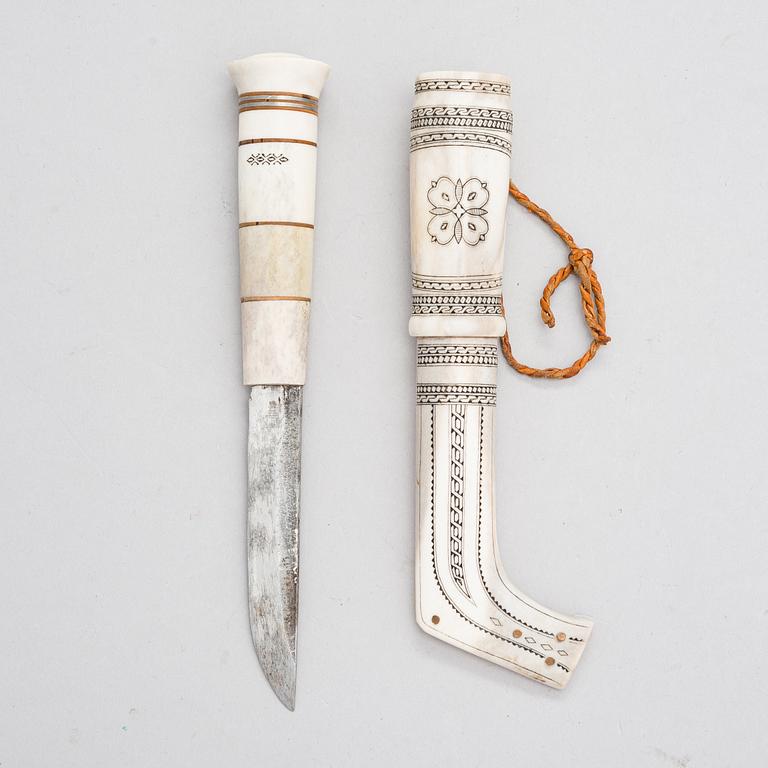 Sarvipuukko, signeerattu Hans Carlsten, saamenkäsityö / duodji, 1900-luvun toinen puolisko.