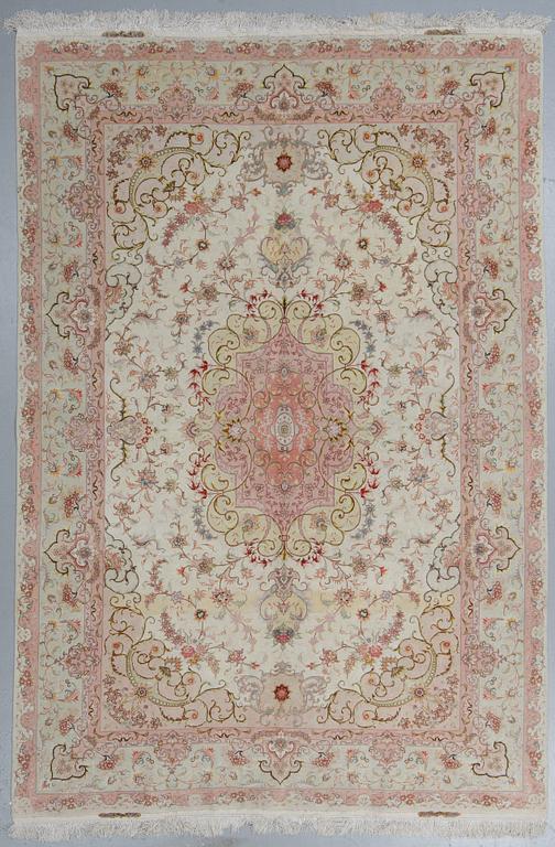 A carpet, Tabriz, part silk, ca 295 x 200 cm.