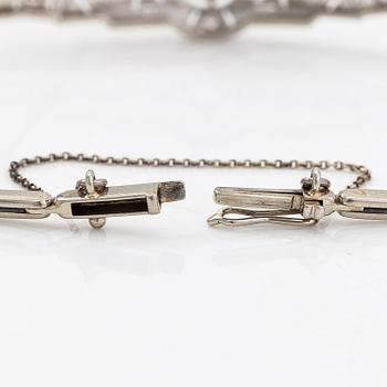 An 18K white gold bracelet with diamonds ca. 0.20 ct in total. A.R.Weckman, Helsinki 1939.