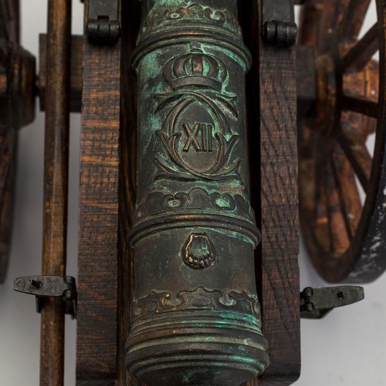 MODELLKANON, brons, kopia av fältkanon med Karl XII monogram, Svensk Metallkonst, Carlscrona, 1900-talets andra hälft.