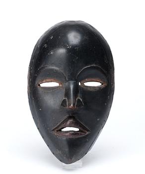 1143. DANSMASK. Trä. Dan-stammen. Côte d'Ivoire (Elfenbenskusten) omkring 1950. Höjd 25,5 cm.