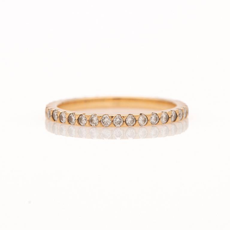 Alliansring, 18k guld med briljantslipade diamanter.