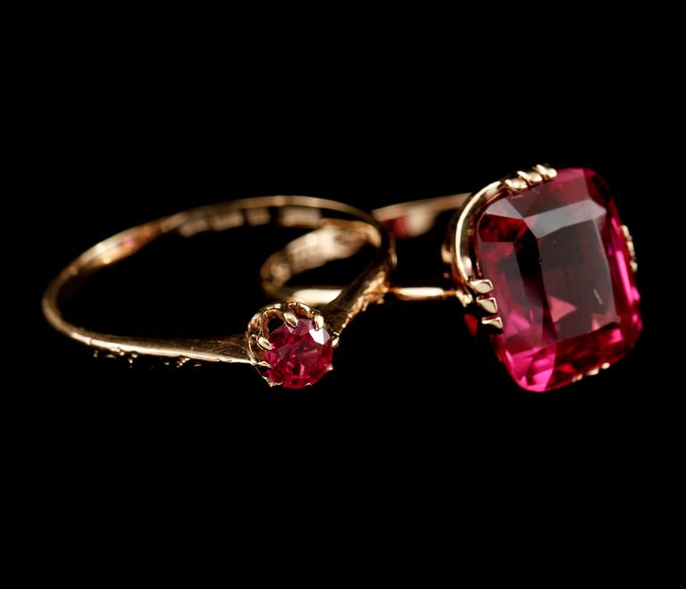 RINGAR, 2 st, 18k guld med fasettslipade syntetiska safirer, 1900-tal. Vikt 6 g.