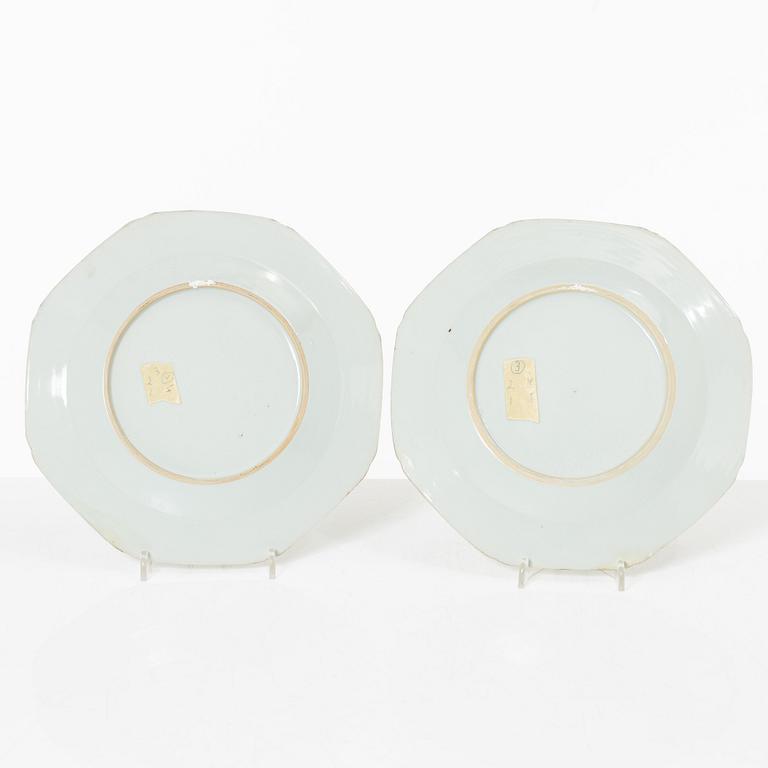 Tallrikar, fem stycken, porslin, Kina, Qingdynastin, 1700-tal.