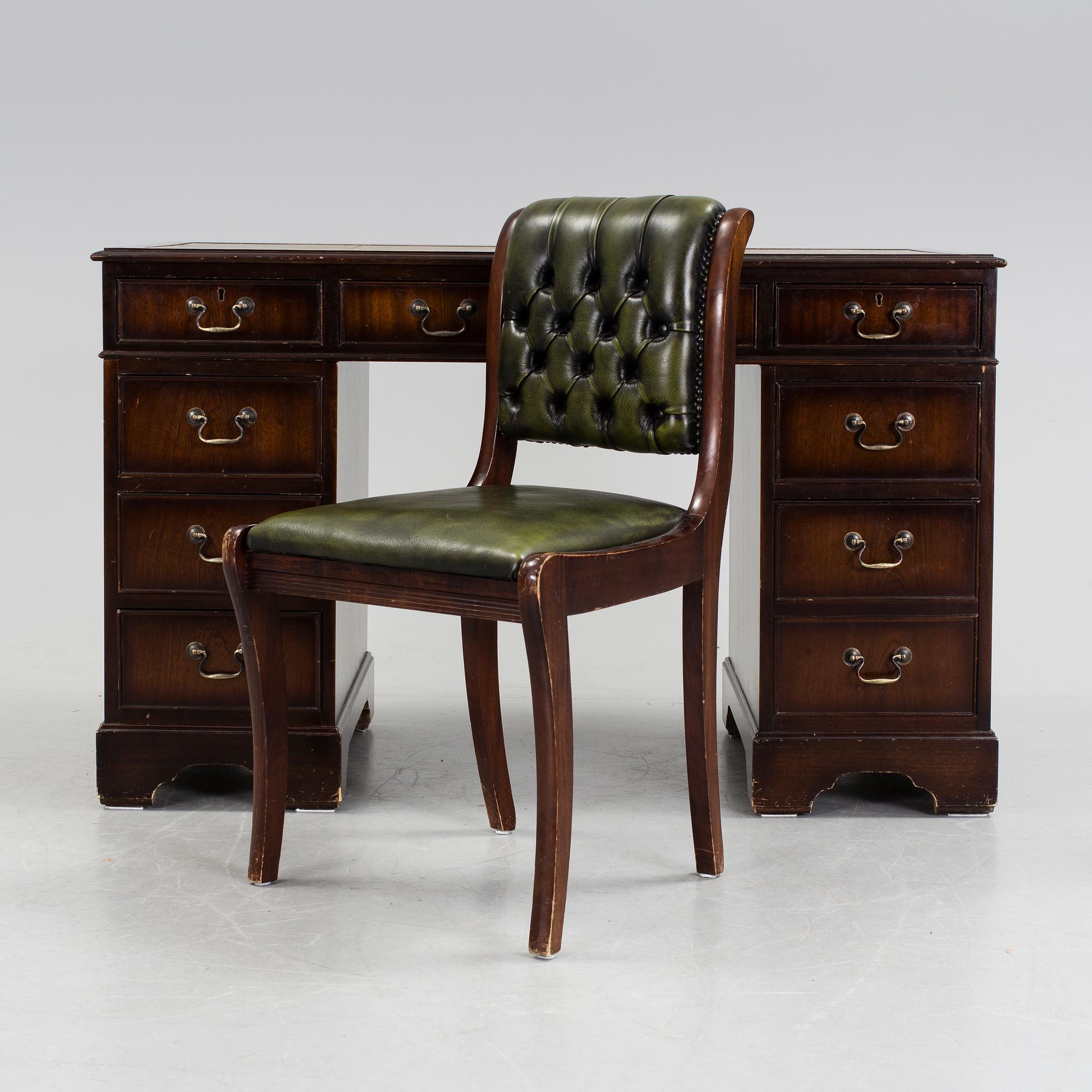 SKRIVBORD med STOL, engelsk stil, 1900-talets fjärde kvartal.