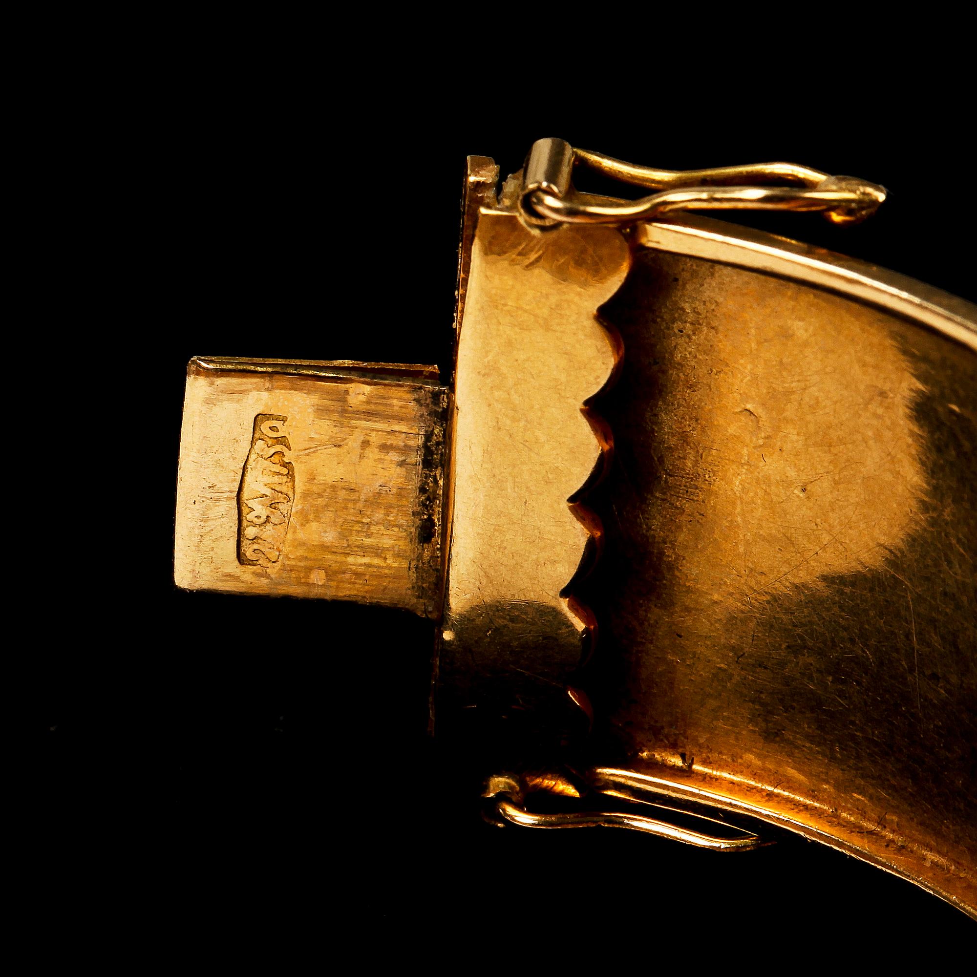 ARMBAND. 18k guld med tre ovalslipade lila stenar. 28g.