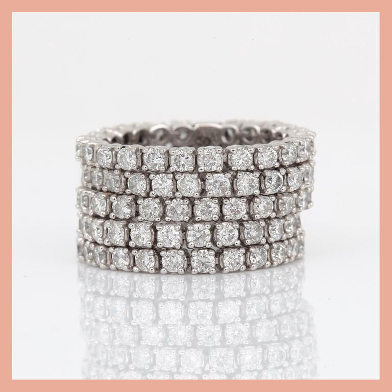 RING, 18K vitguld med briljantslipade diamanter, tot ca 4,00 ct. Total vikt ca 13,22 g.