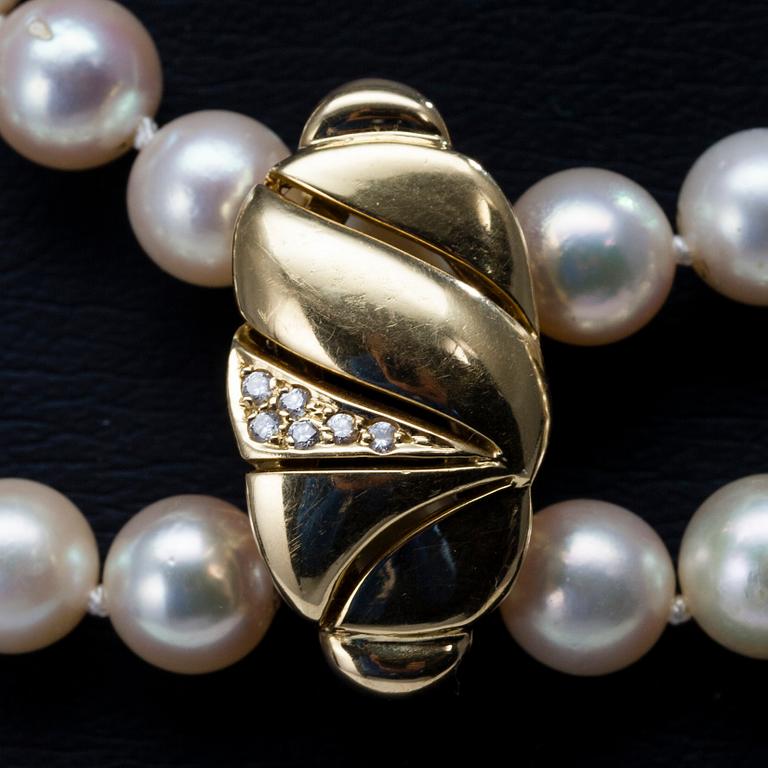 PÄRLCOLLIER, låset 18K guld, 6 diamanter, tot. 0,06 ct. 1990.