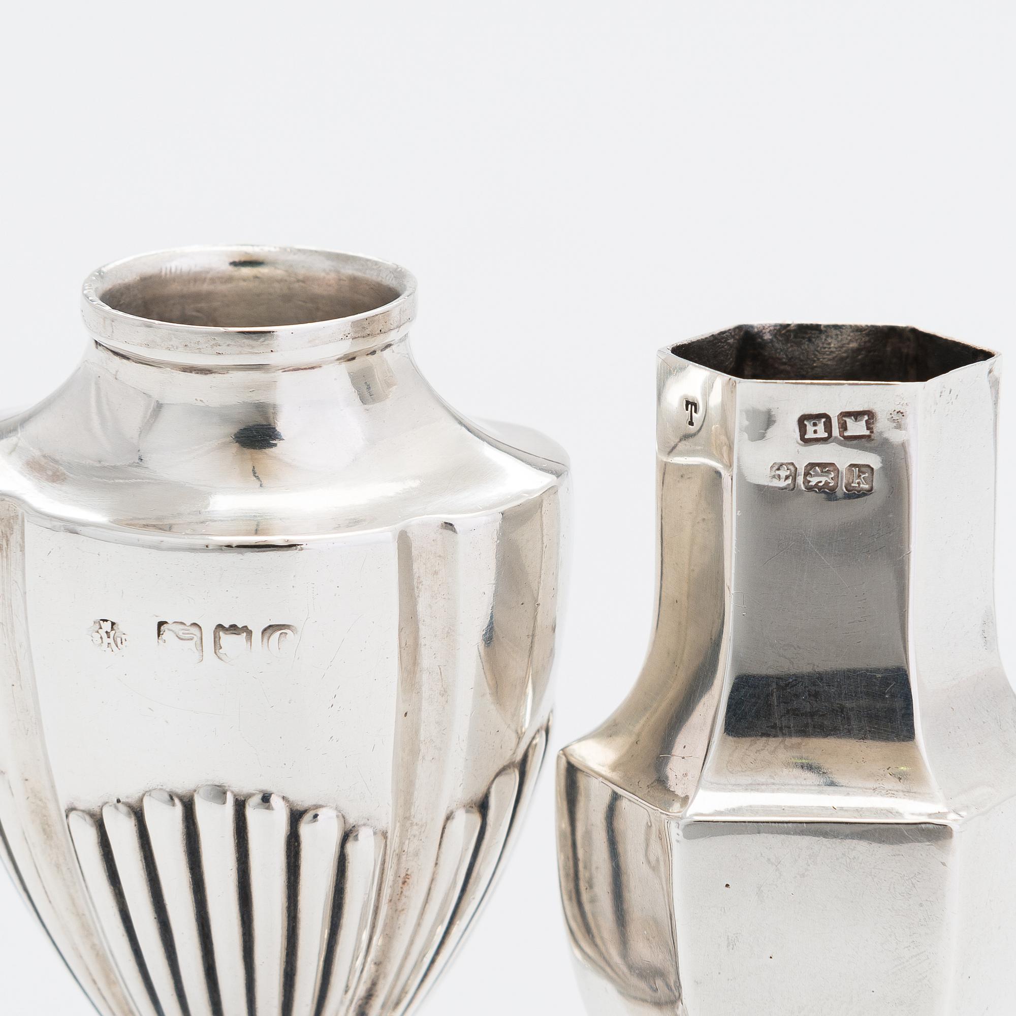 Parti bordssilver, 8 delar, sterlingsilver, England 1885-1909 och Edinburg 1807.