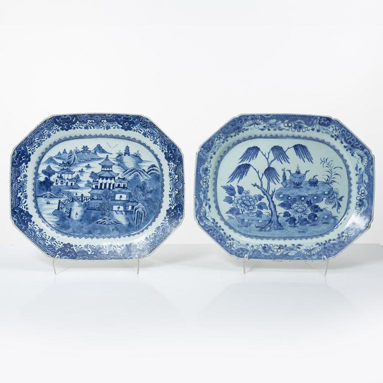 A group of five Chinese blue and white porcelain serving dishes, Qing dynasty, 18th century and around 1800.