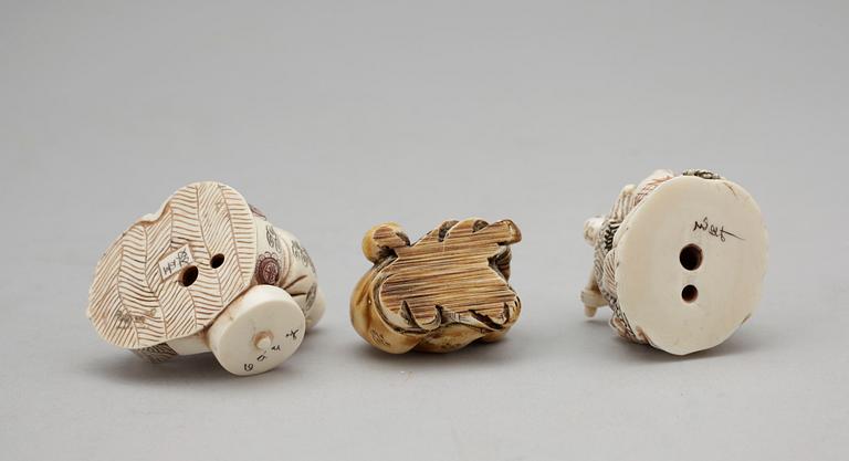 NETSUKE, 3 st, ben, Japan, 1900-tal.