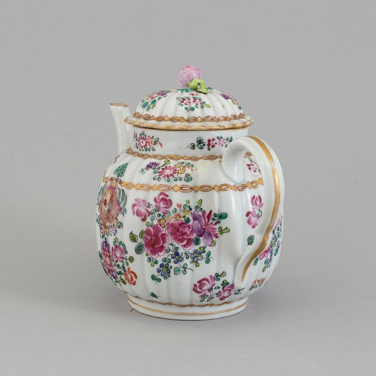 A SAMSON PORCELAIN TEAPOT, France, 19th/20th century.