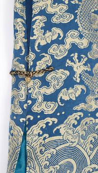 ROBE, silk. China, late Qing. Height 133 cm.