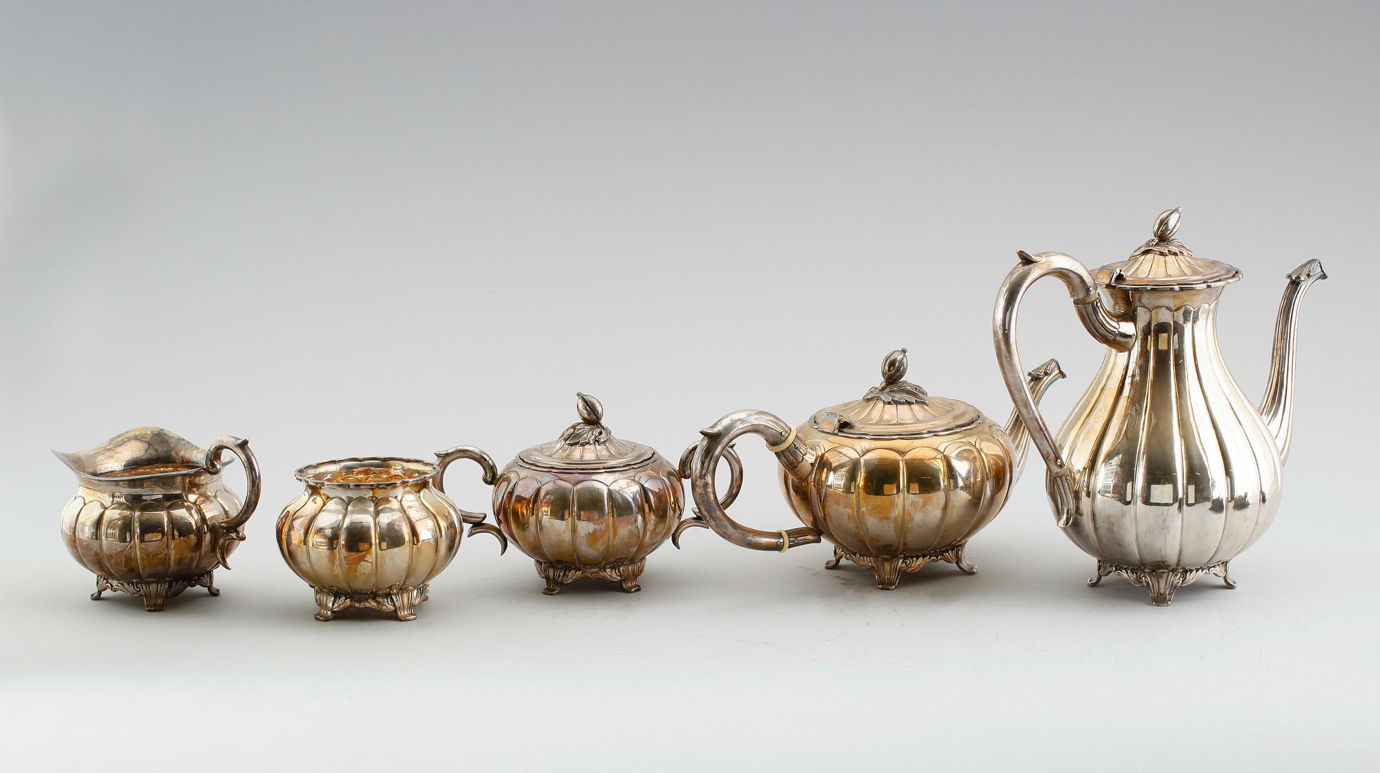 TE- OCH KAFFESERVIS, 5 delar, silver, 1900-talets första hälft. Vikt ca 2180 gram.