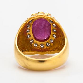 An 18K gold ring with a ruby and diamonds ca. 0.80 ct in total.