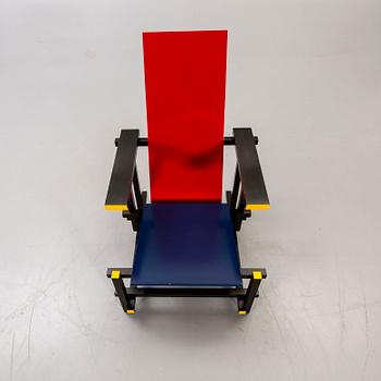 Gerrit Rietveld, fåtölj, "Red and blue chair", Cassina numrerad 4622.